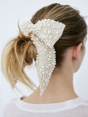 Pearl-Embellished Bow Hair clip- Ivory